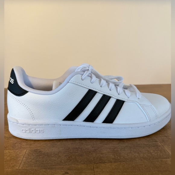 Adidas Women’s Grand Court in Black and white NWOT - Picture 1 of 7